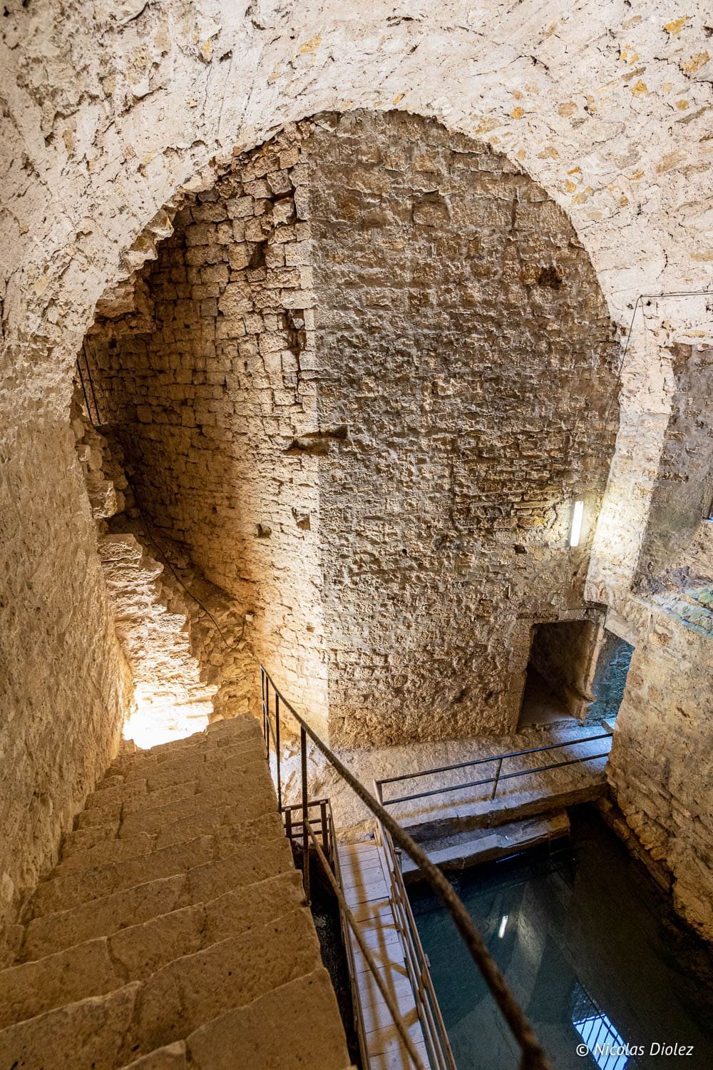 Intérieur pierreux de la Forteresse de Châtel-sur-Moselle avec escalier et citerne.