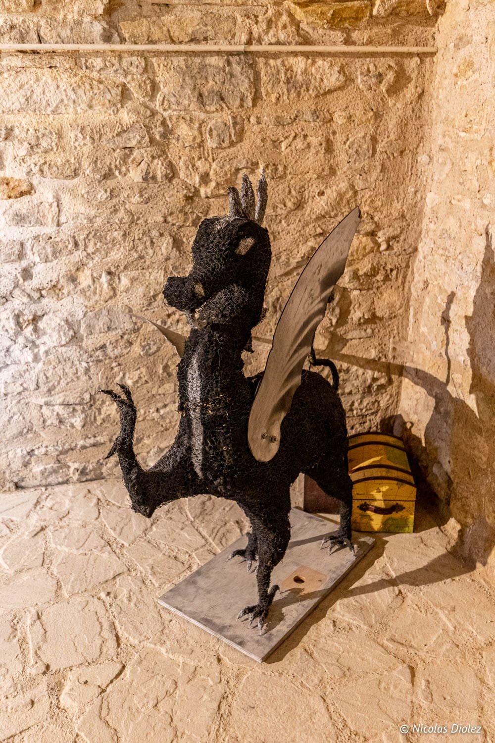 Sculpture de dragon noir en fil de fer dans la Forteresse de Châtel-sur-Moselle.
