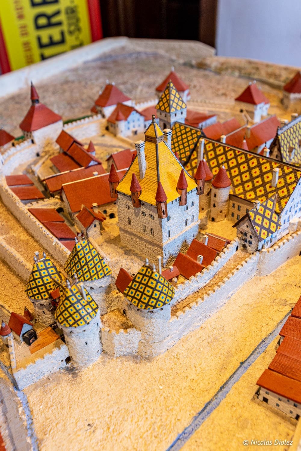 Maquette de la Forteresse de Châtel-sur-Moselle avec toits à motifs jaunes et rouges.