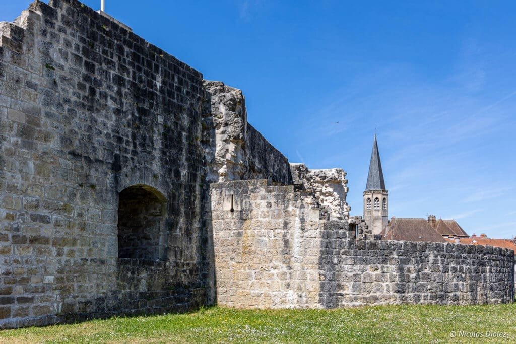Ruines de la Forteresse de Châtel-sur-Moselle avec clocher d'église en arrière-plan.