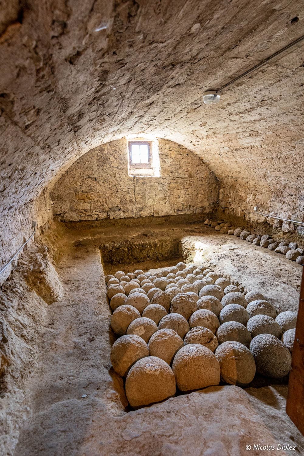 Intérieur voûté Forteresse de Châtel-sur-Moselle avec boulets de canon.