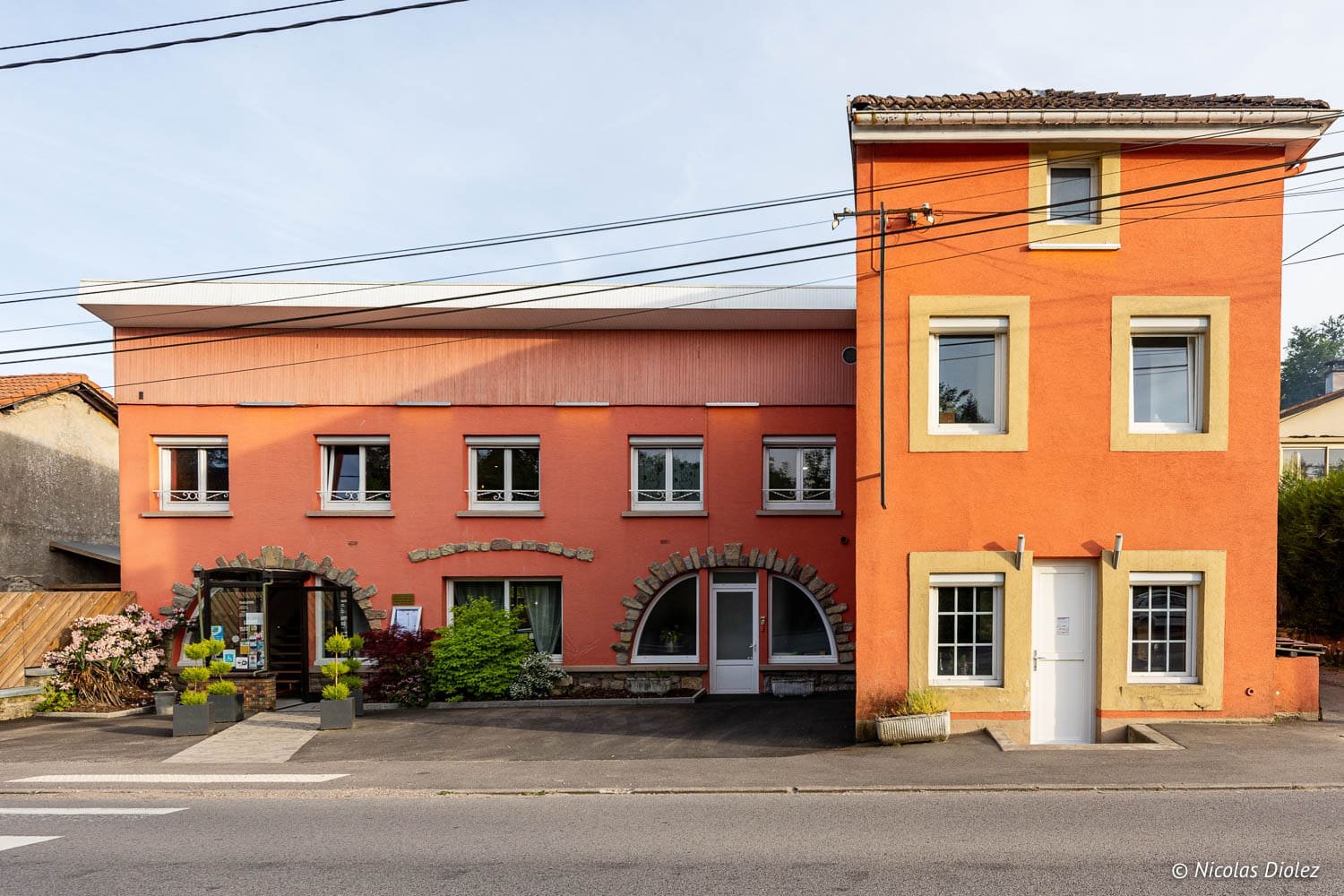 Façade colorée de La Chaumière Chantraine à Épinal par Nicolas Diolez.