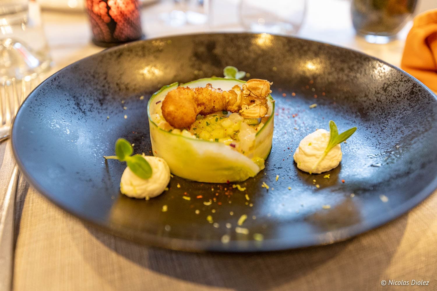 Amuse-bouche créatif avec crevette panée et concombre, une bonne adresse à Épinal.