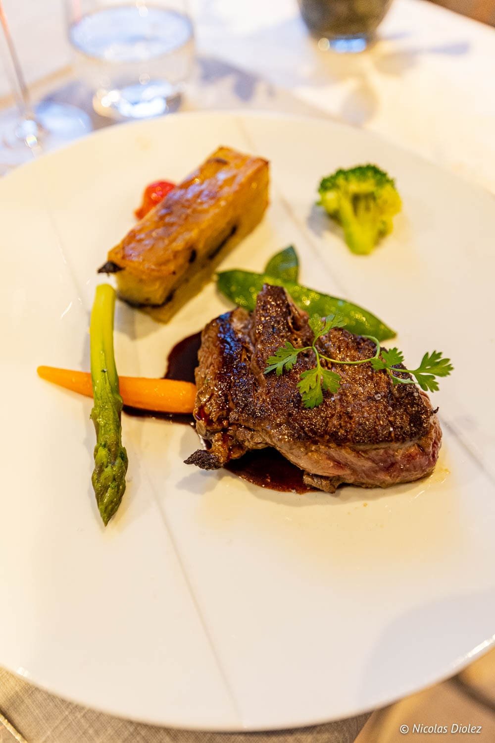 Plat de viande grillée avec légumes, accompagnement de style restaurant à Épinal.