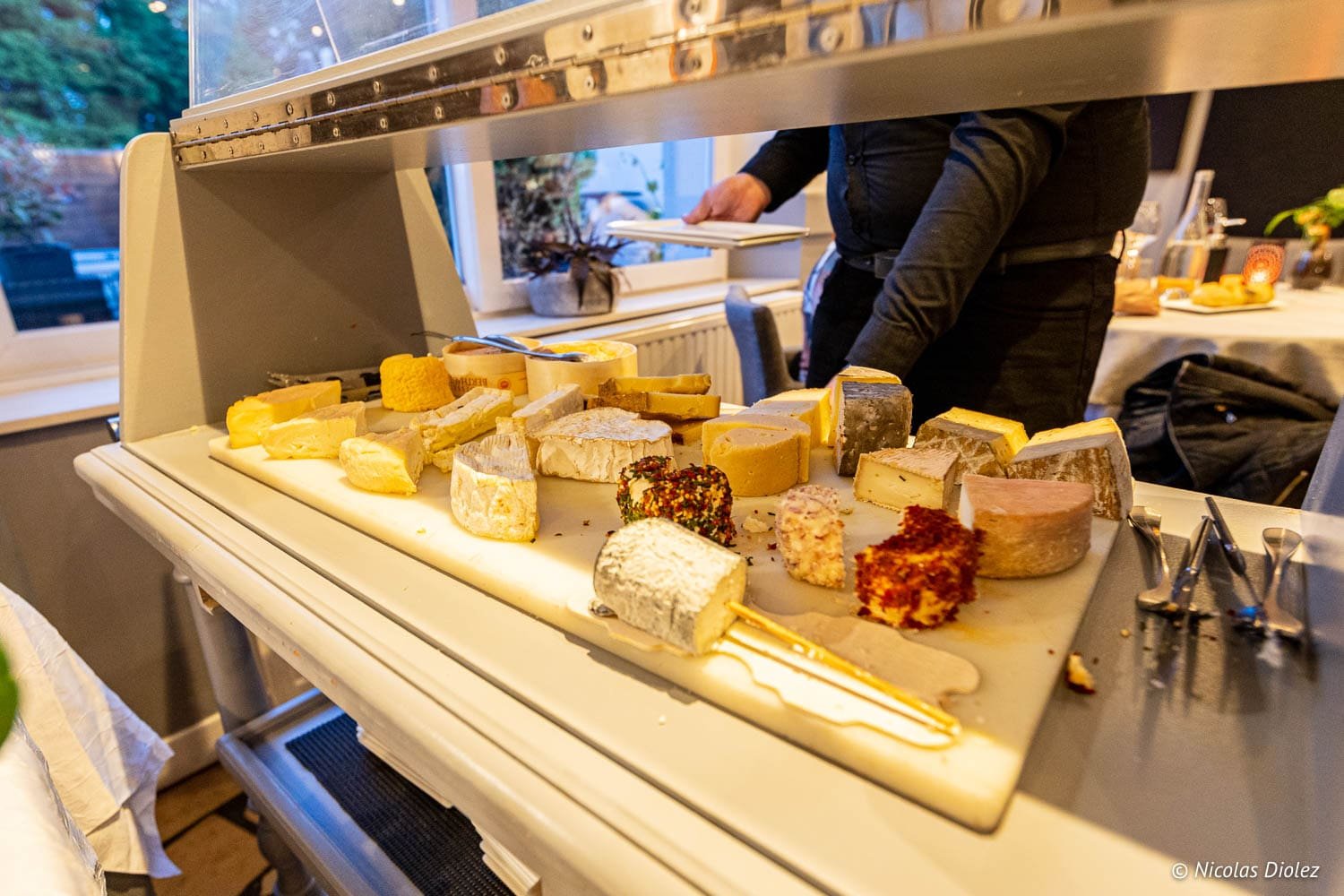 Plateau de fromages variés en buffet, vue rapprochée à Épinal.