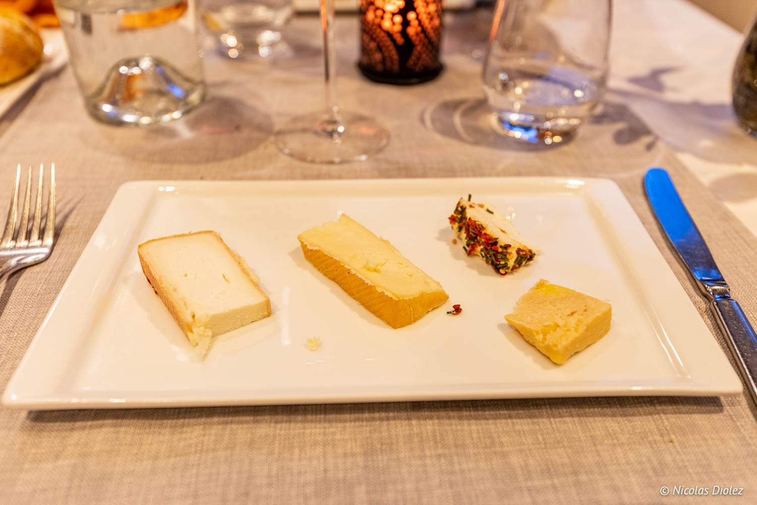 Assiette de fromages variés dégustés dans un restaurant à Épinal.
