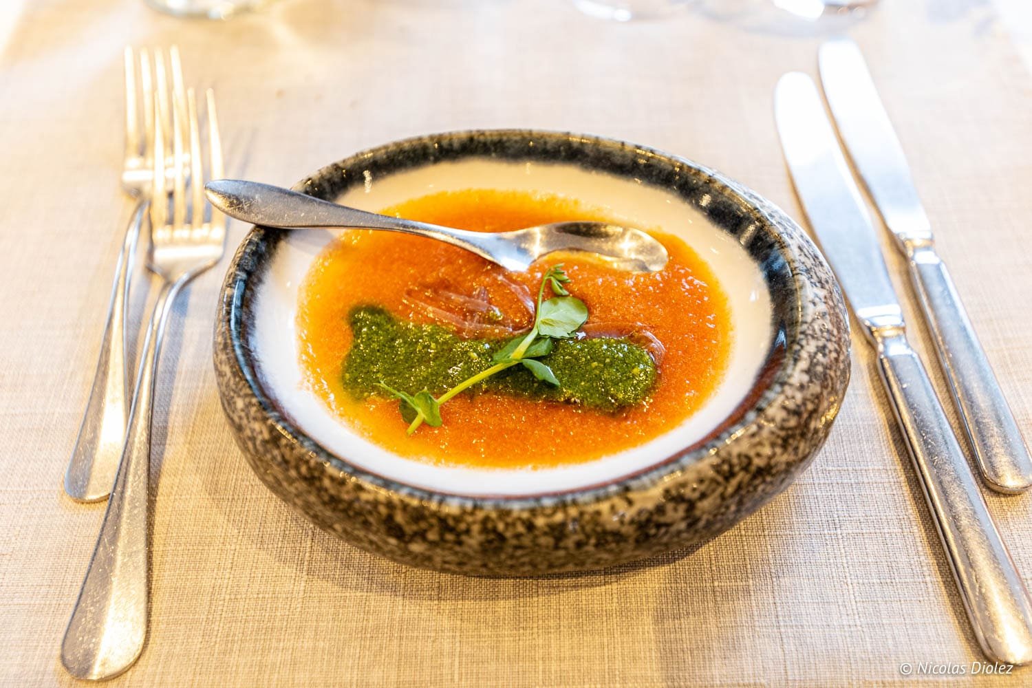 Velouté d'été avec pesto et garniture, servi à La Chaumière Chantraine.