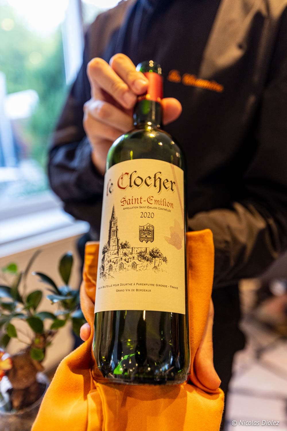 Bouteille de vin rouge Le Clocher Saint-Émilion 2020 présentée.