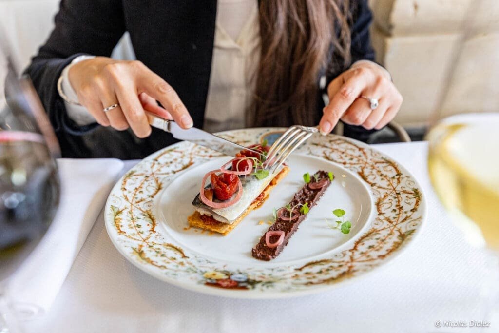 Assiette de poisson et accompagnement dégustée au Grand Véfour Paris.