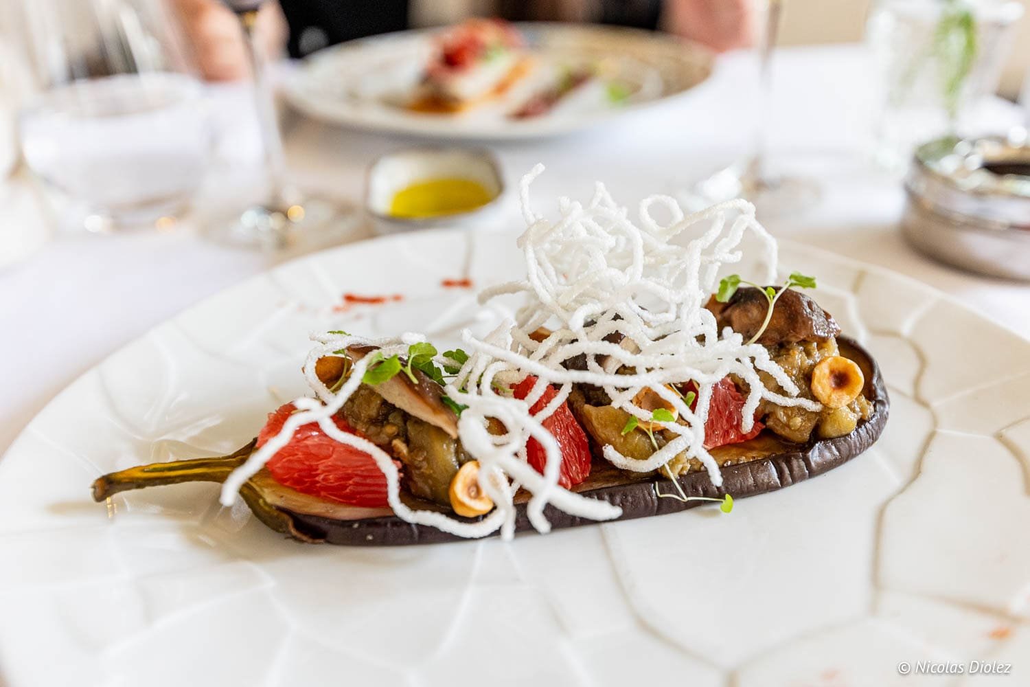 Aubergine farcie avec pamplemousse et vermicelles croustillants au Grand Véfour.