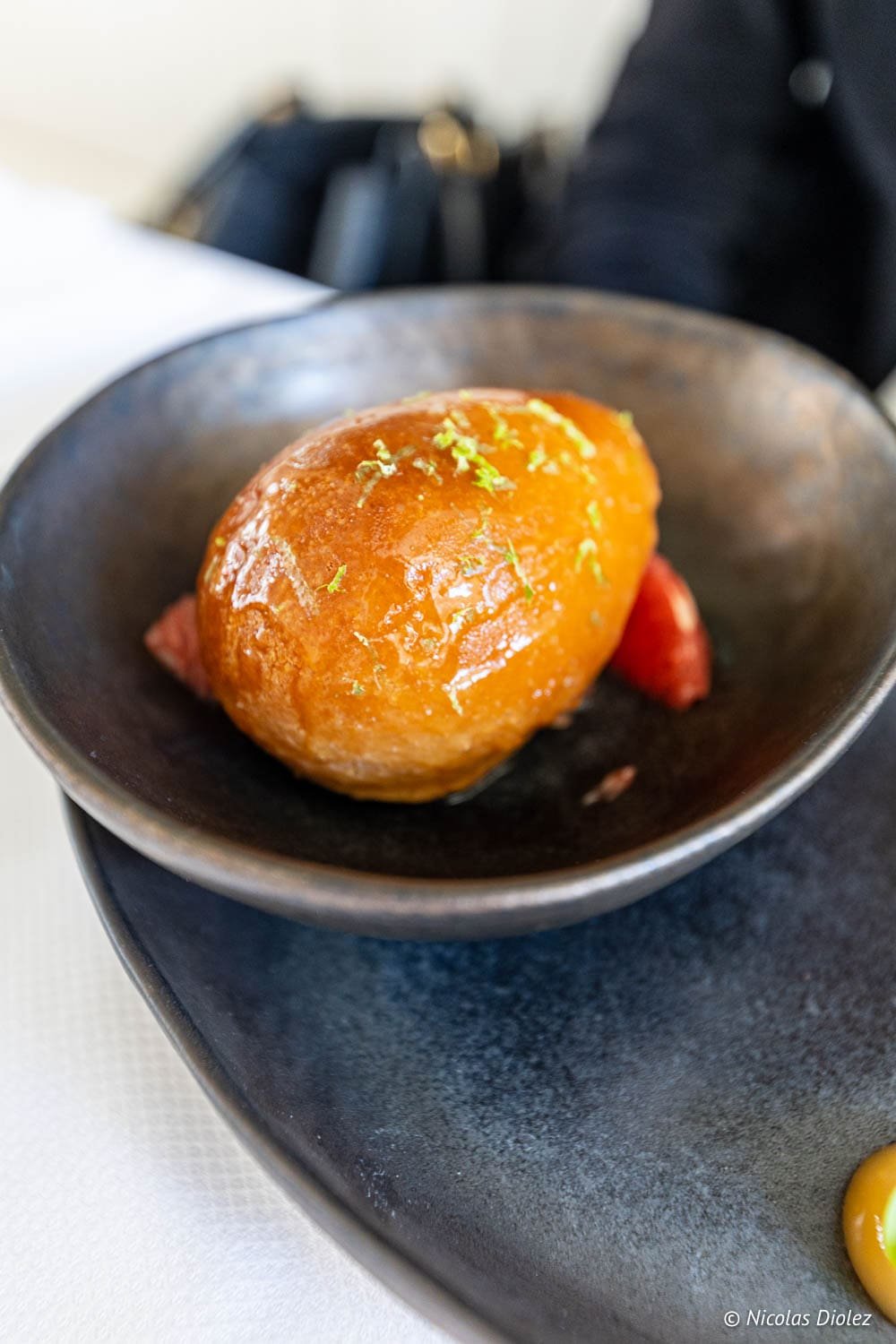 Baba au pamplemousse et zeste de citron du Grand Véfour.