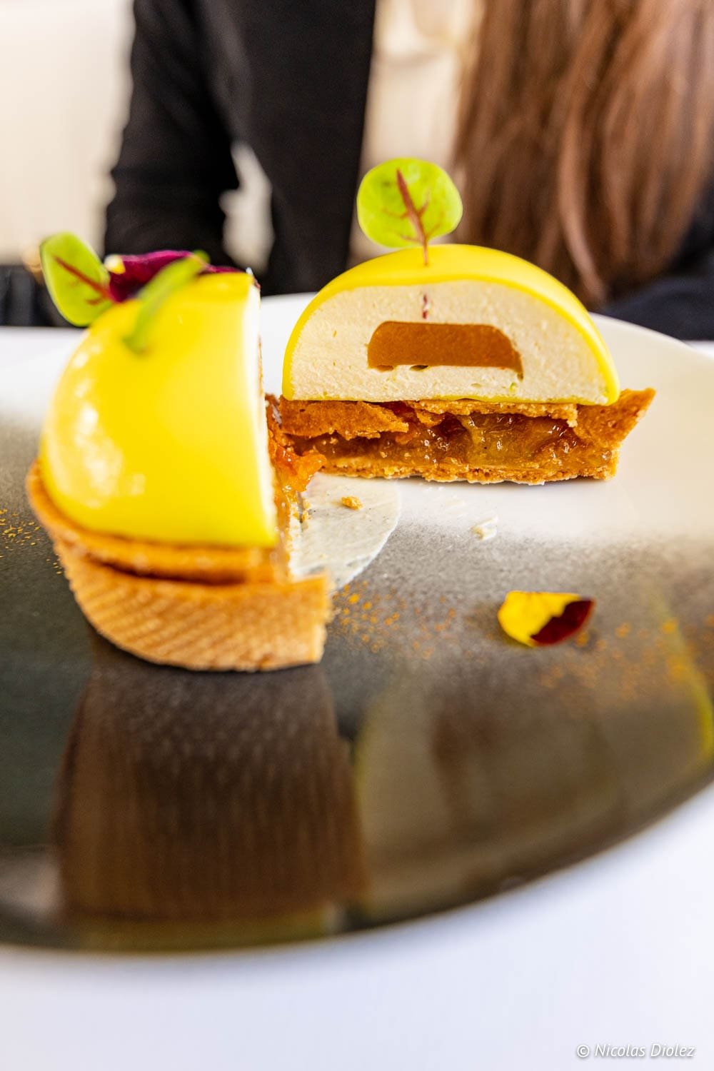 Tarte fruit exotique coupée en deux, dessert Le Grand Véfour Paris.