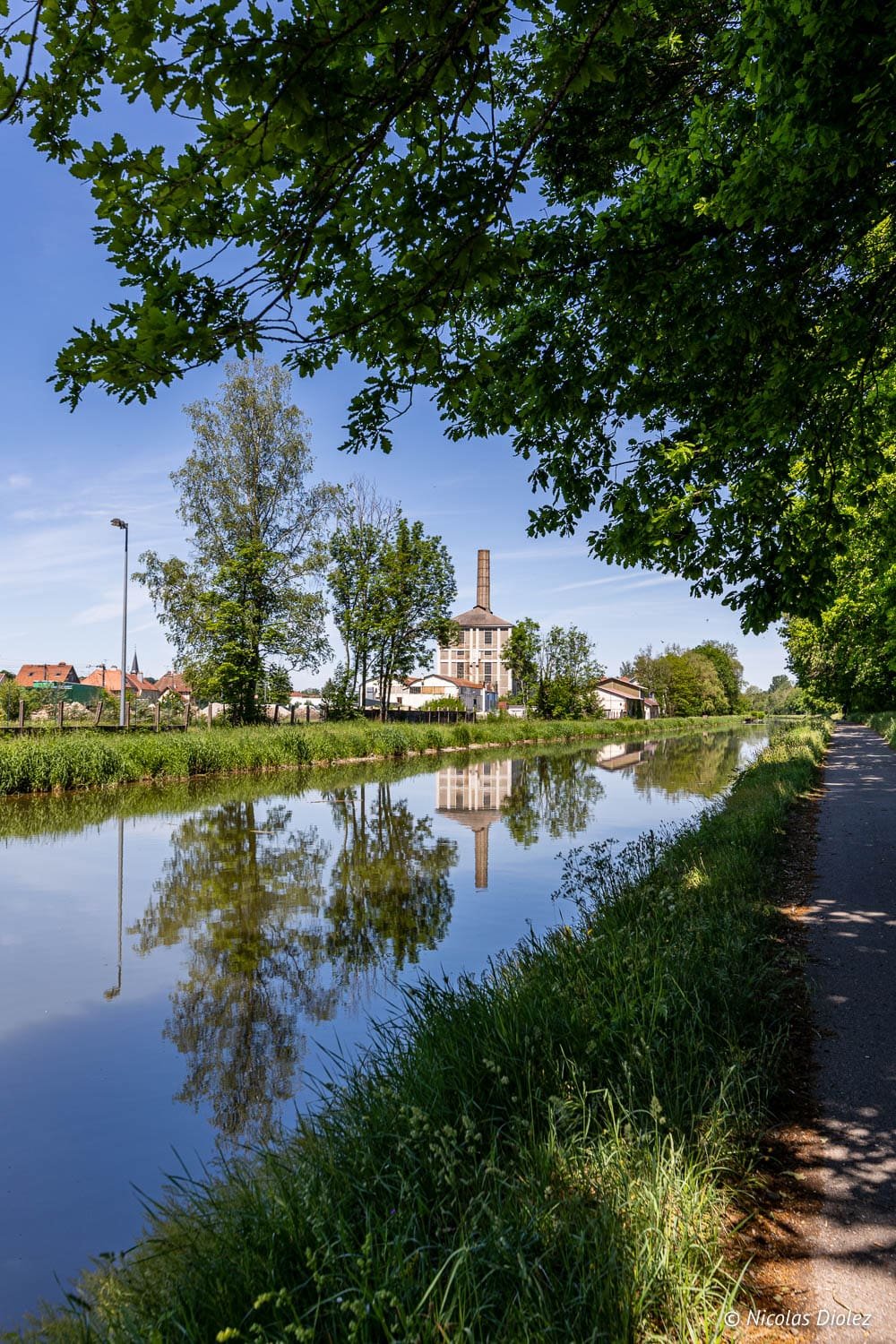 Vélo le long du canal près d'Épinal et de la Féculerie du Moulin Gentrey.