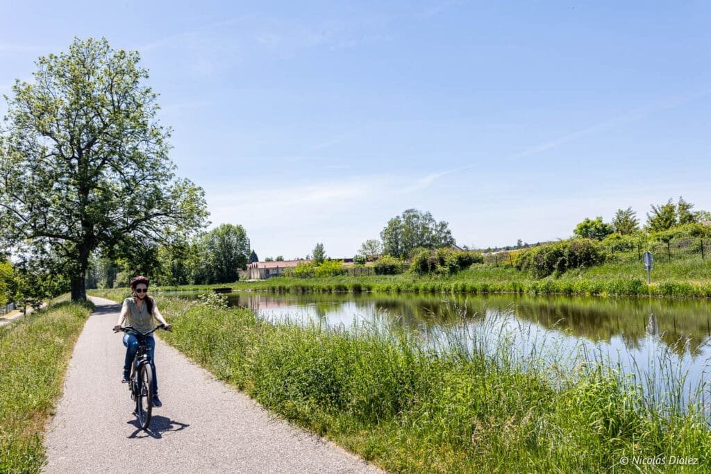 Cycliste sur chemin de halage près du canal près d'Épinal.