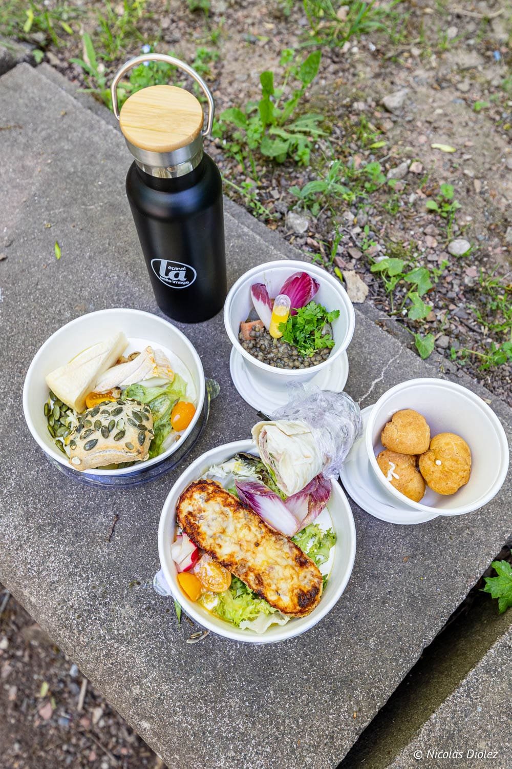 Repas pique-nique vélocy tours Épinal: salades, sandwich, bouteille isotherme noire.