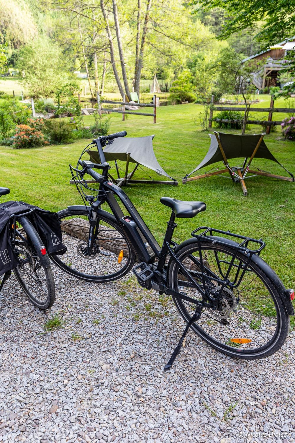 Vélos électriques à l'arrêt sur gravier lors d'un tour à vélo autour d'Épinal.