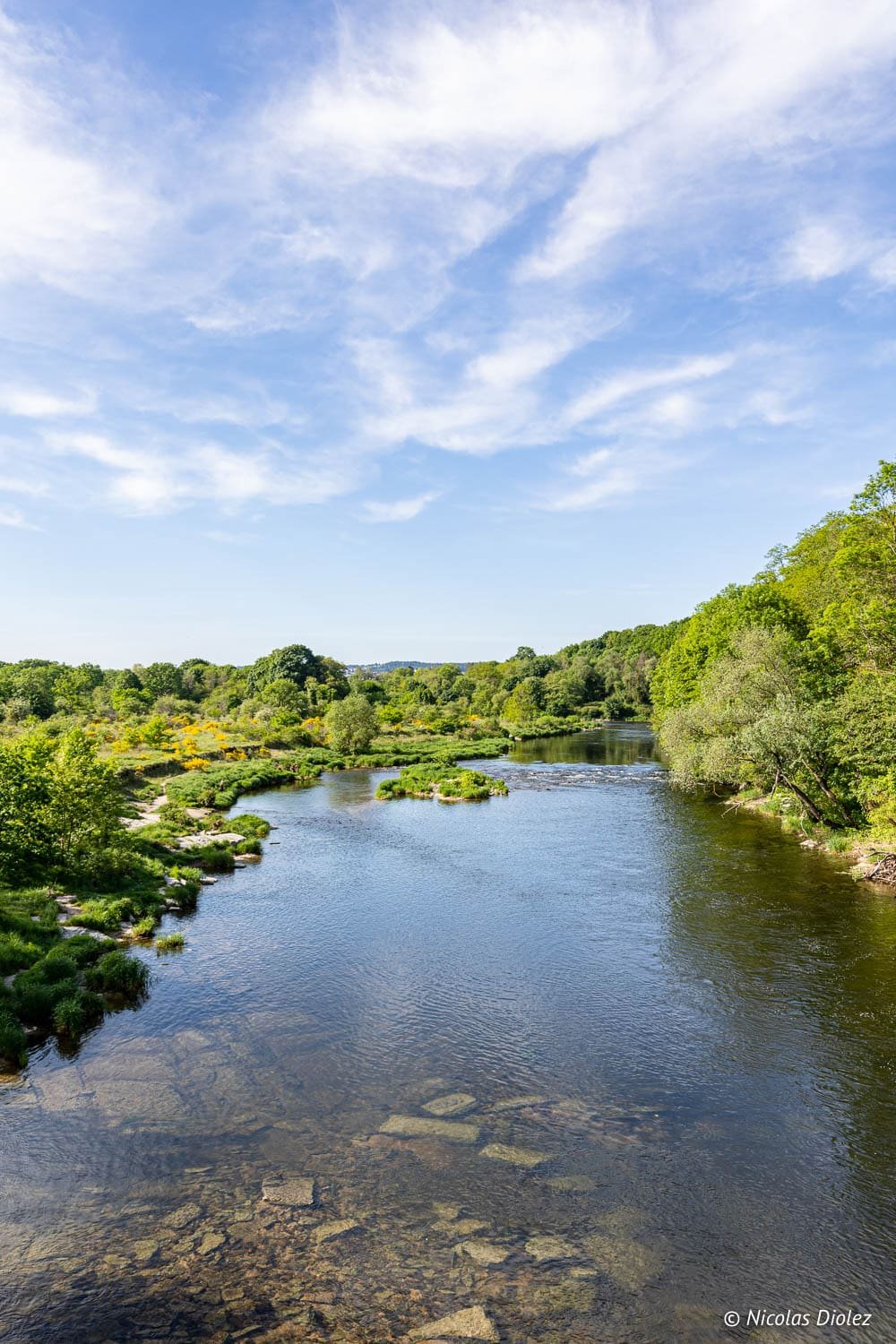 Rivière claire avec berges verdoyantes, paysage naturel près d'Épinal.