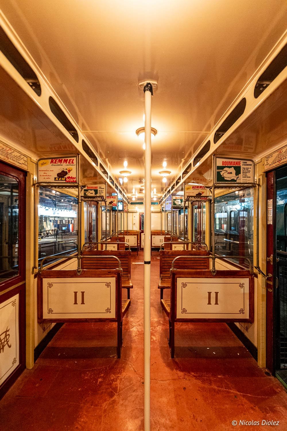 Intérieur wagon de tramway ancien de seconde classe à la Cité du Train Mulhouse.