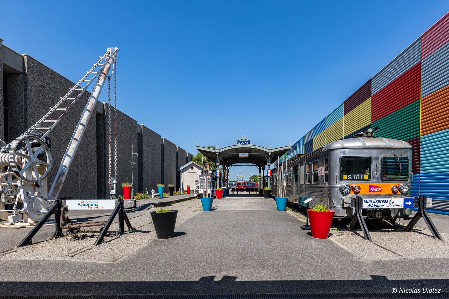 Cité du Train Mulhouse : ancienne rame SNCF S 181 près d'une grue et du quai Cluny.