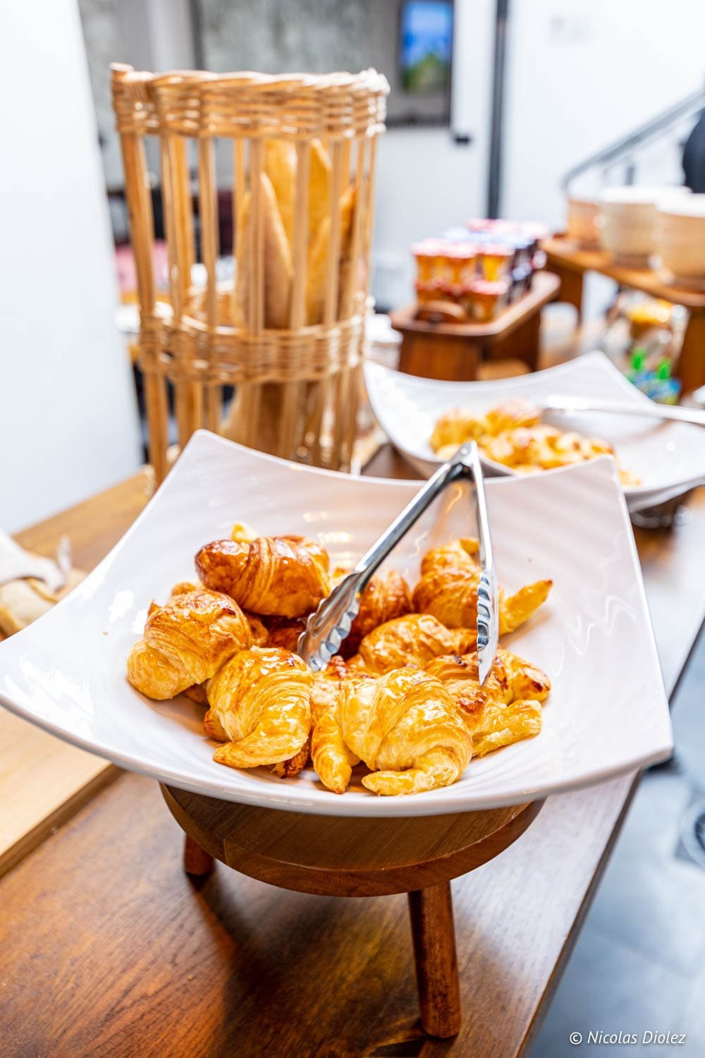 Buffet petit-déjeuner Hôtel Berti Mulhouse : croissants frais et baguettes.