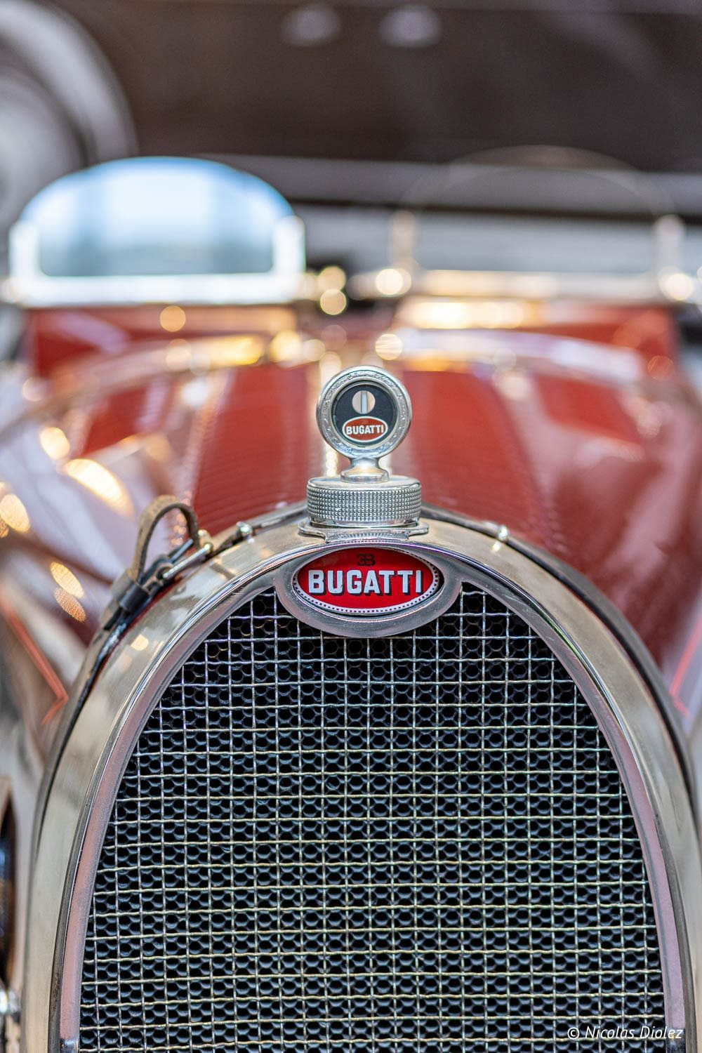Calandre et emblème Bugatti d'une voiture ancienne au Musée national de l'Automobile Mulhouse.