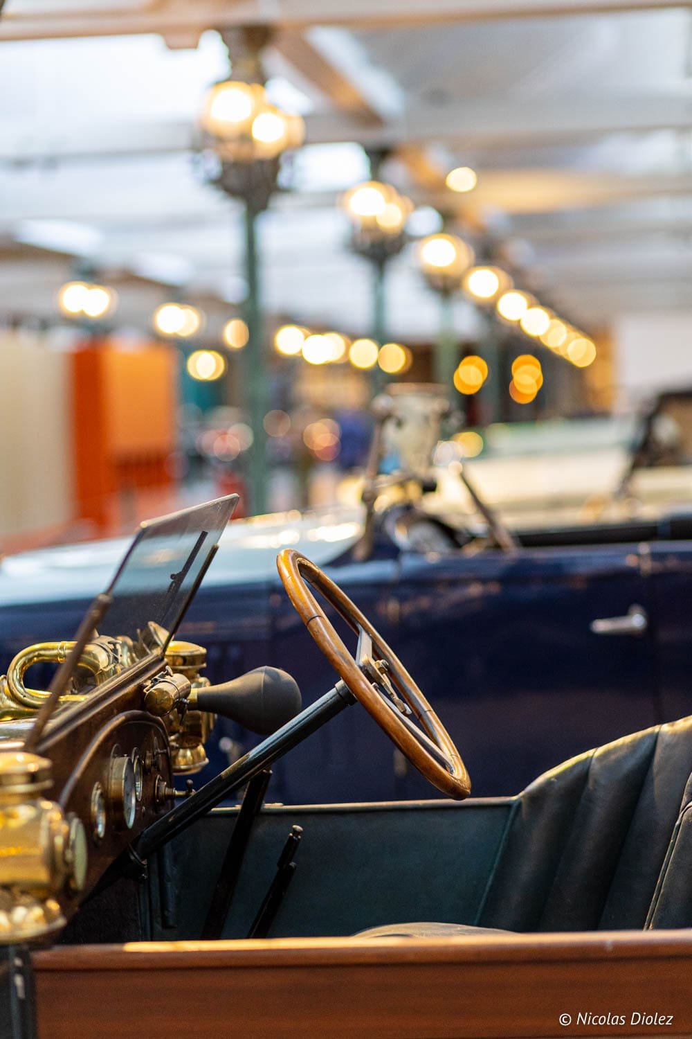 Intérieur voiture ancienne en bois et laiton au Musée national de l'automobile Mulhouse.