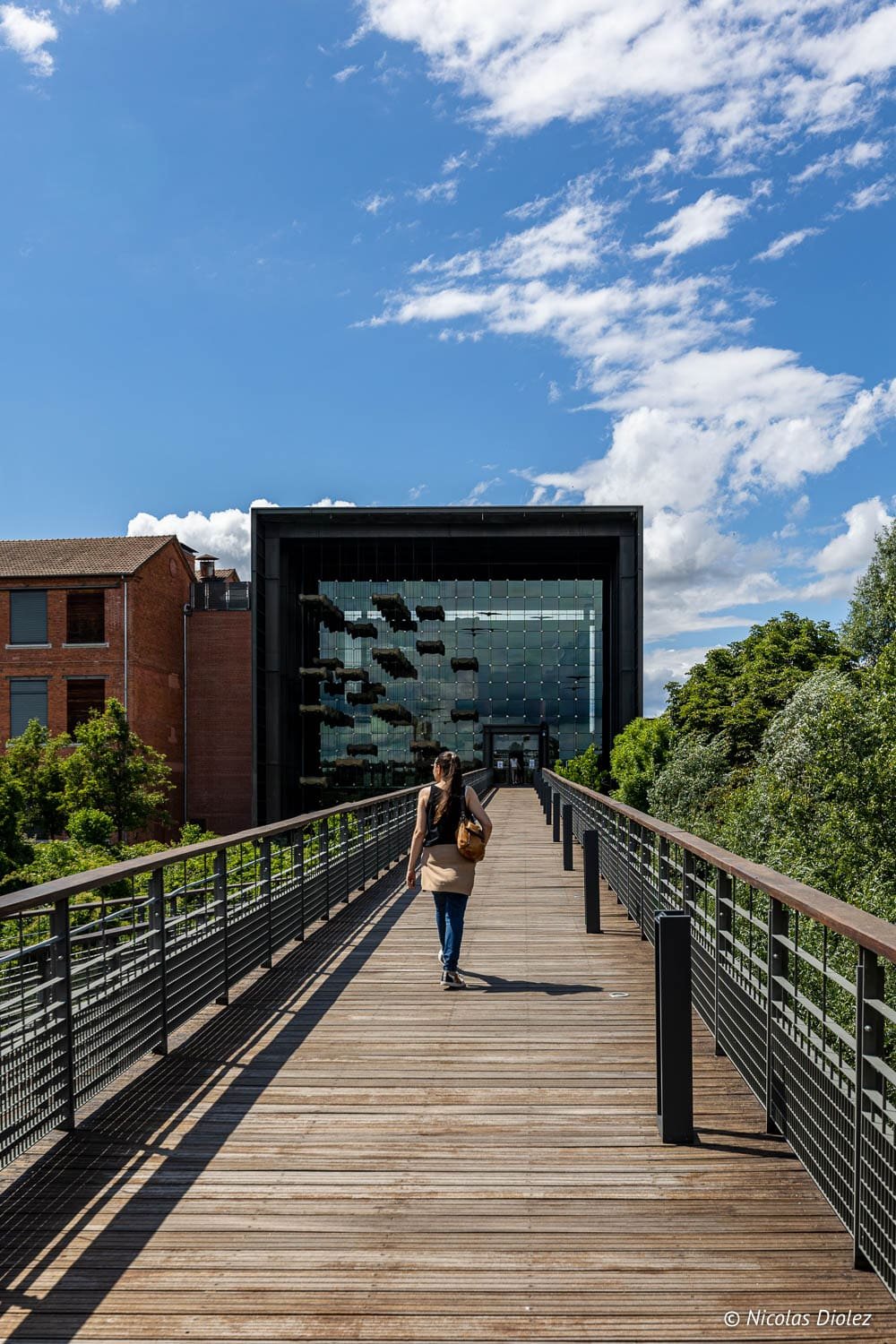 Passerelle menant au Musée National de l'Automobile de Mulhouse.