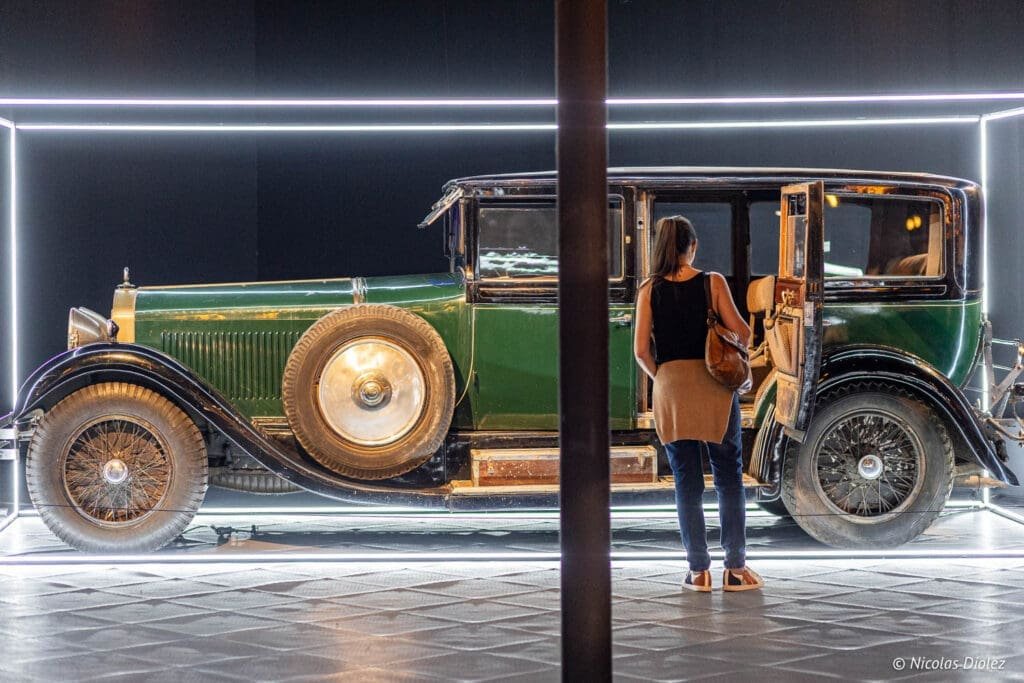 Voiture ancienne verte exposée au Musée National de l'Automobile de Mulhouse.