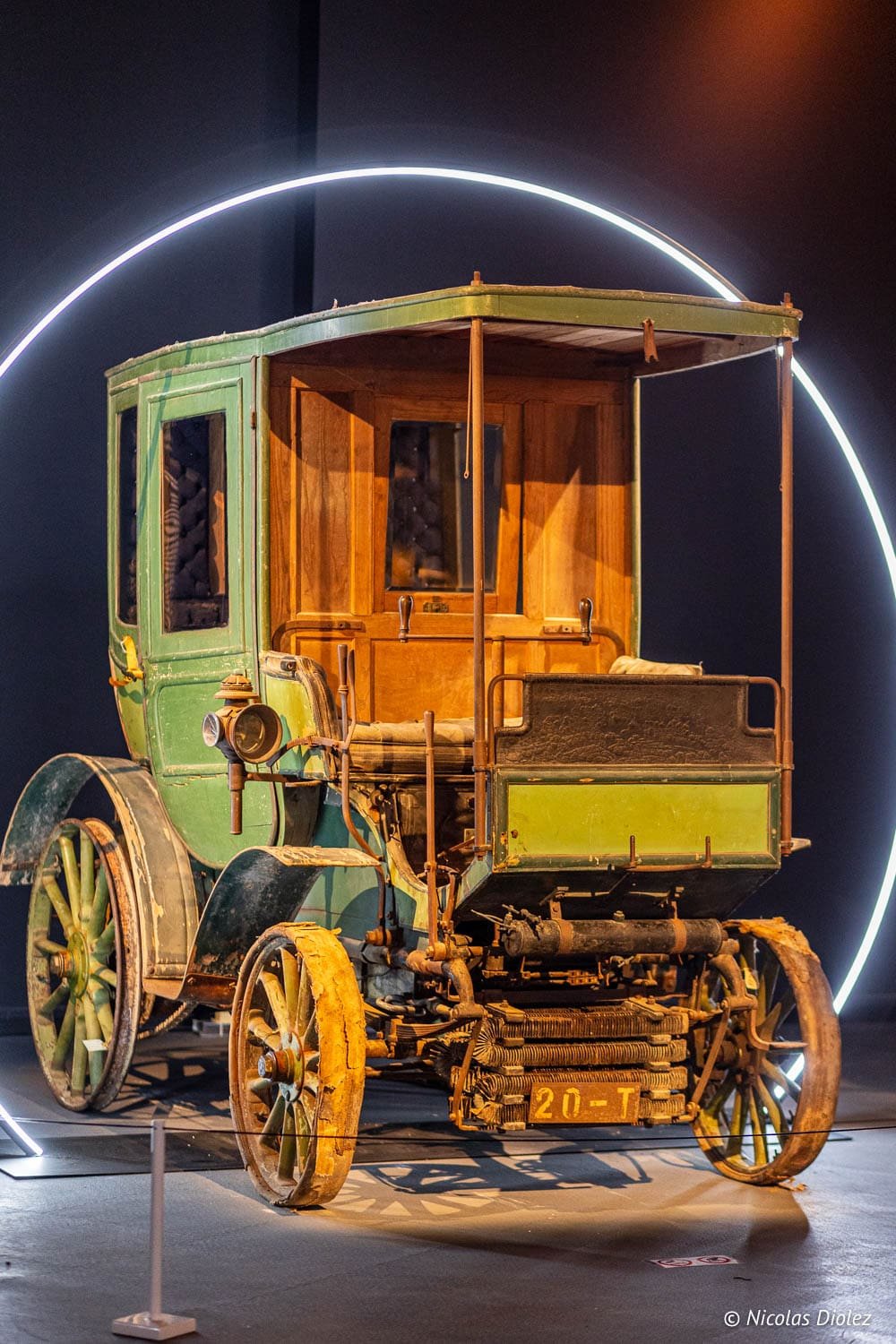 Ancienne voiture verte en bois et métal exposée au Musée national de l'Automobile Mulhouse.