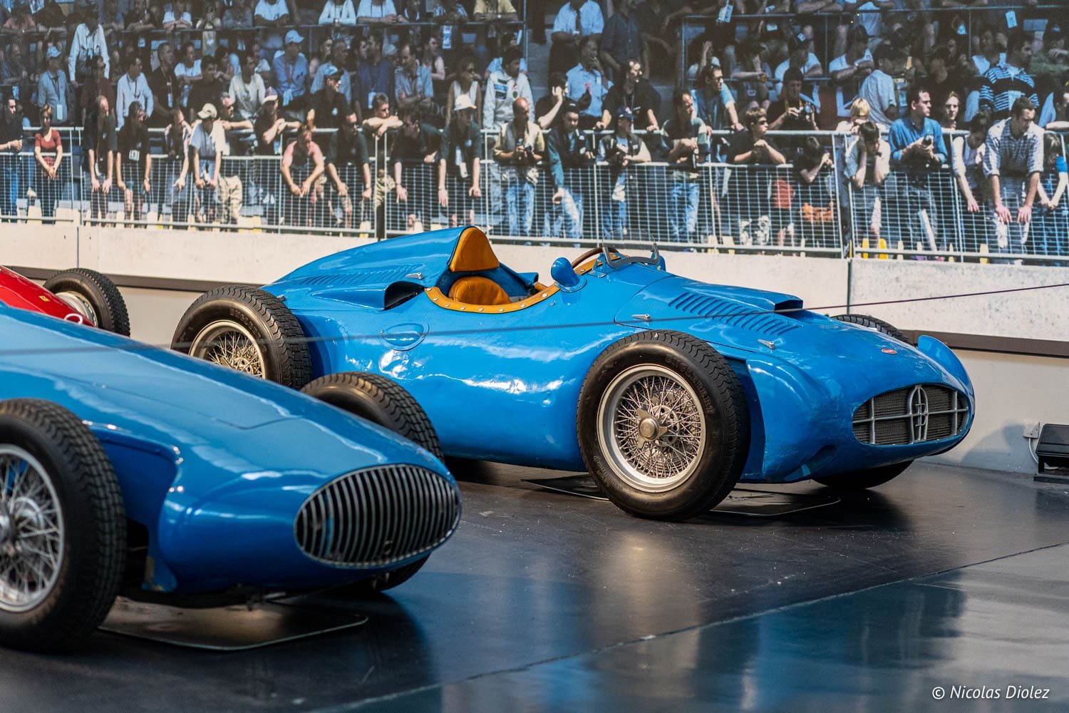 Voiture de course Bugatti bleue au Musée national de l'Automobile de Mulhouse.