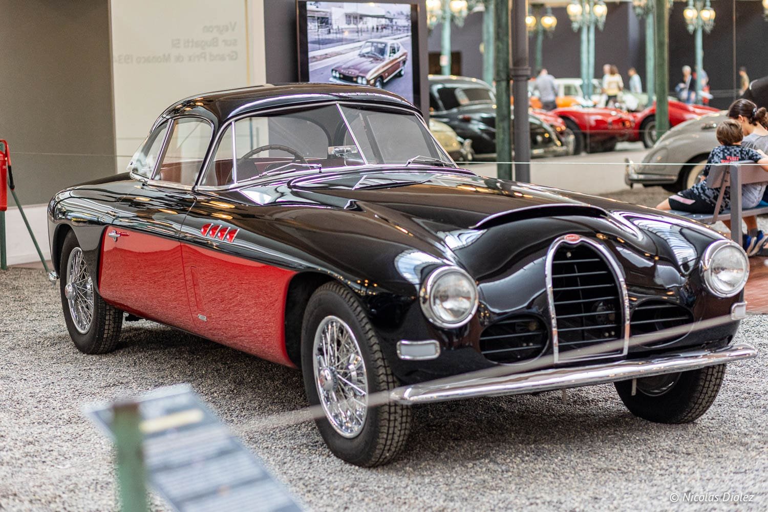 Voiture de collection Bugatti rouge et noire au Musée National de l'Automobile Mulhouse.
