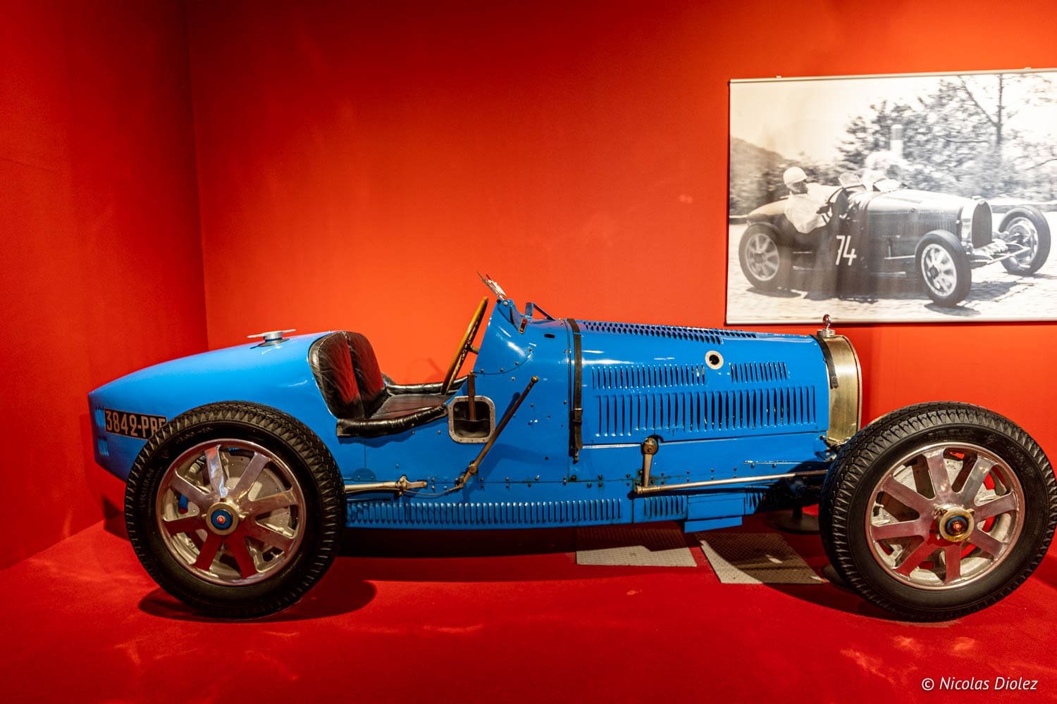 Voiture de course Bugatti bleue au Musée National de l'Automobile de Mulhouse.