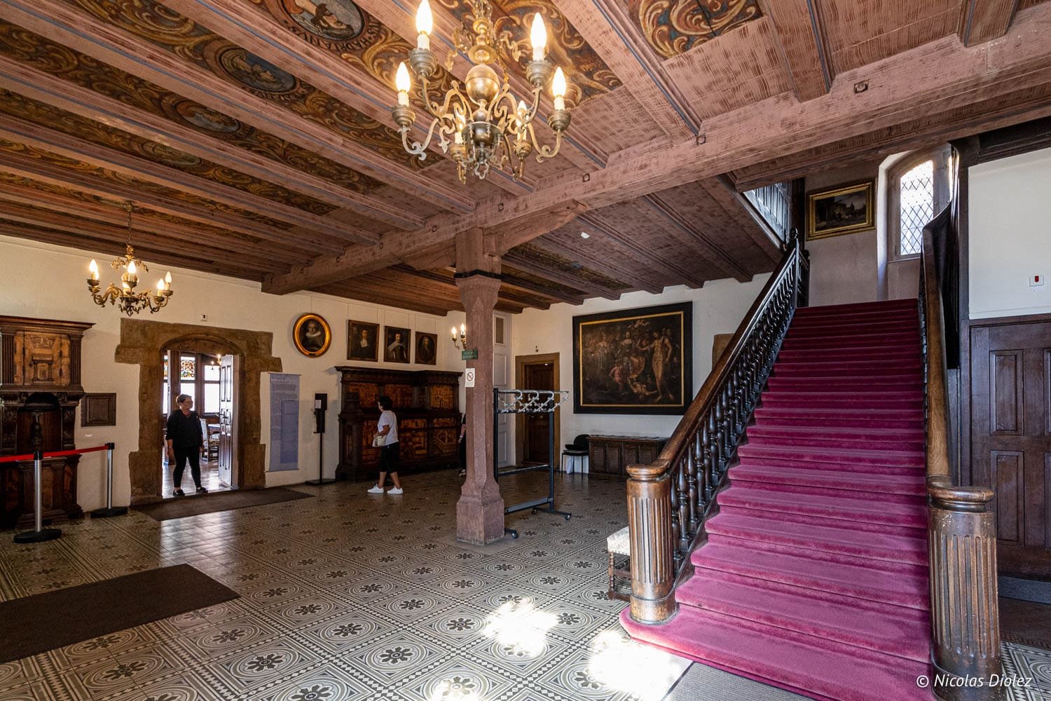 Entrée du Musée Historique de Mulhouse avec escalier, boiseries et plafond peint.
