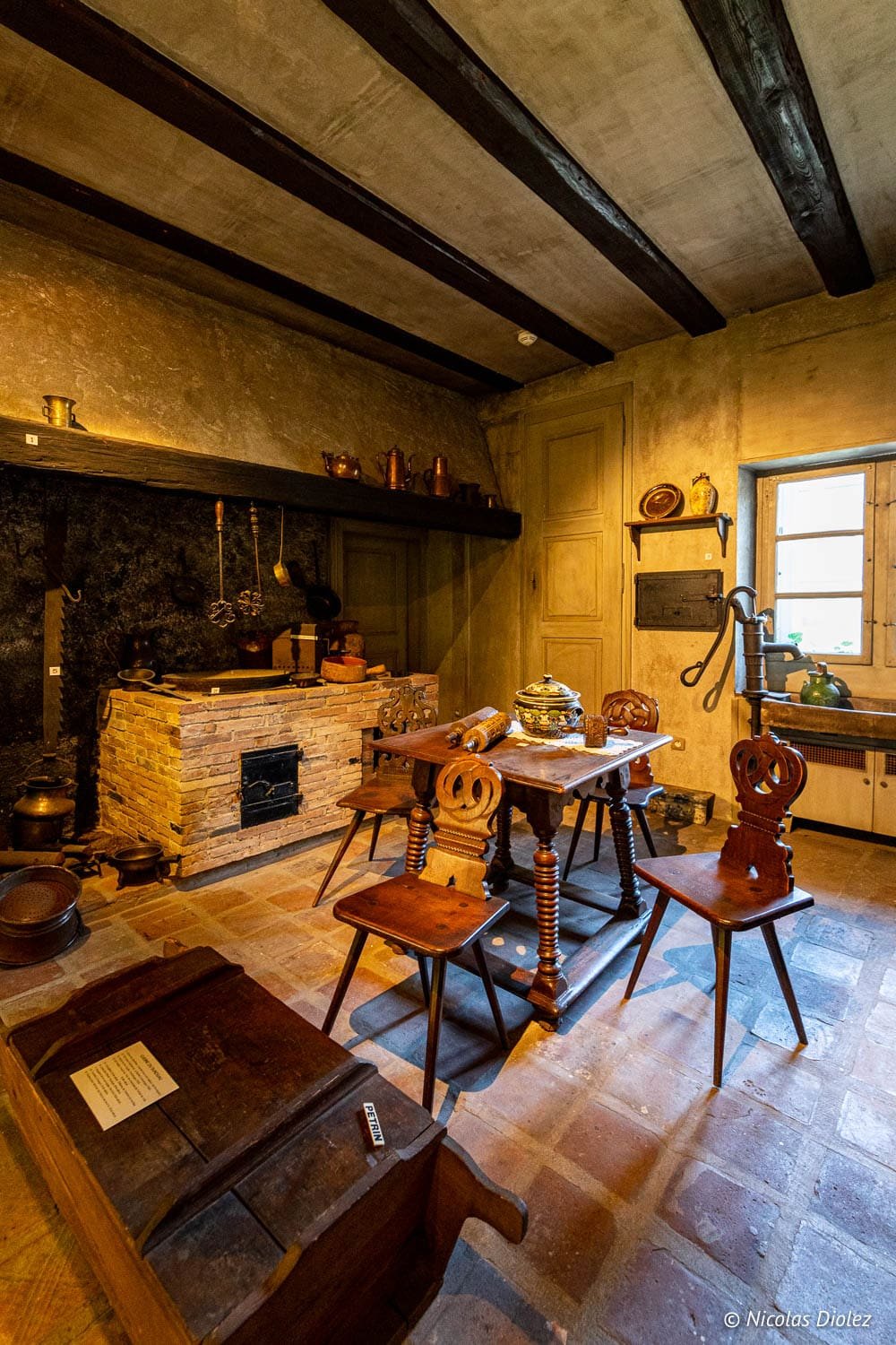 Intérieur ancien de cuisine alsacienne avec poêle en briques au Musée Historique de Mulhouse.
