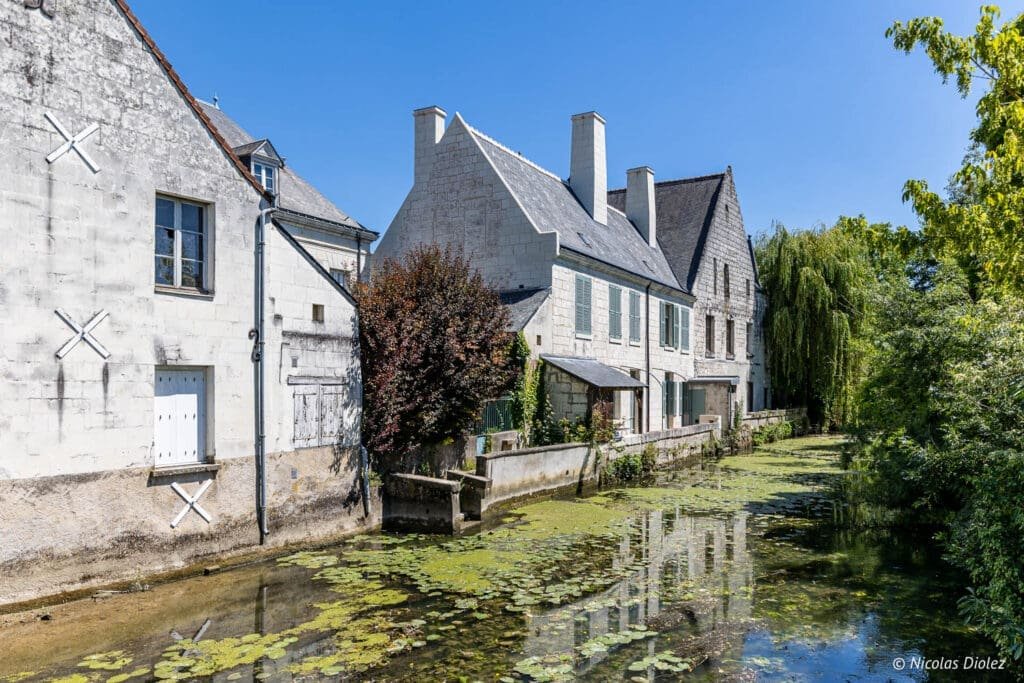 Maisons traditionnelles le long d'un canal à Beaulieu-lès-Loches.