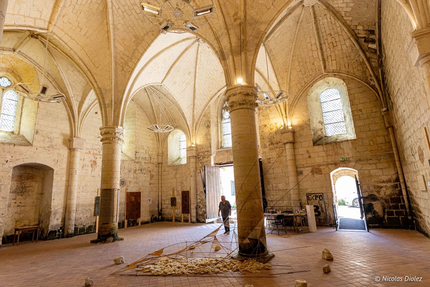 Intérieur voûté de la Cité royale de Loches avec une installation d'art contemporain.