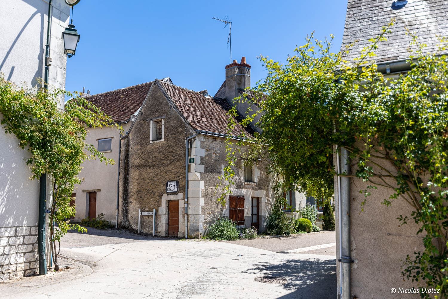 Rue ancienne à Chédigny, signalisation "Vo 4 LUZILLE".