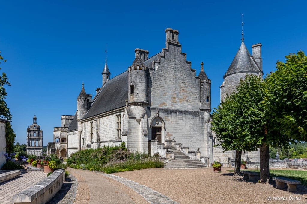 Cité Royale de Loches et jardins sous un ciel bleu.
