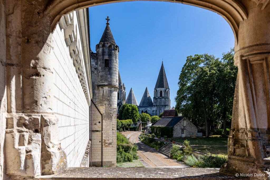 Vue à travers une embrasure sur les tours de la Cité Royale de Loches et l'église Saint-Pierre.