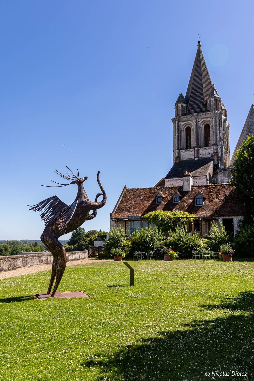 Sculpture d'oiseau mythique devant l'église de la Cité Royale de Loches.