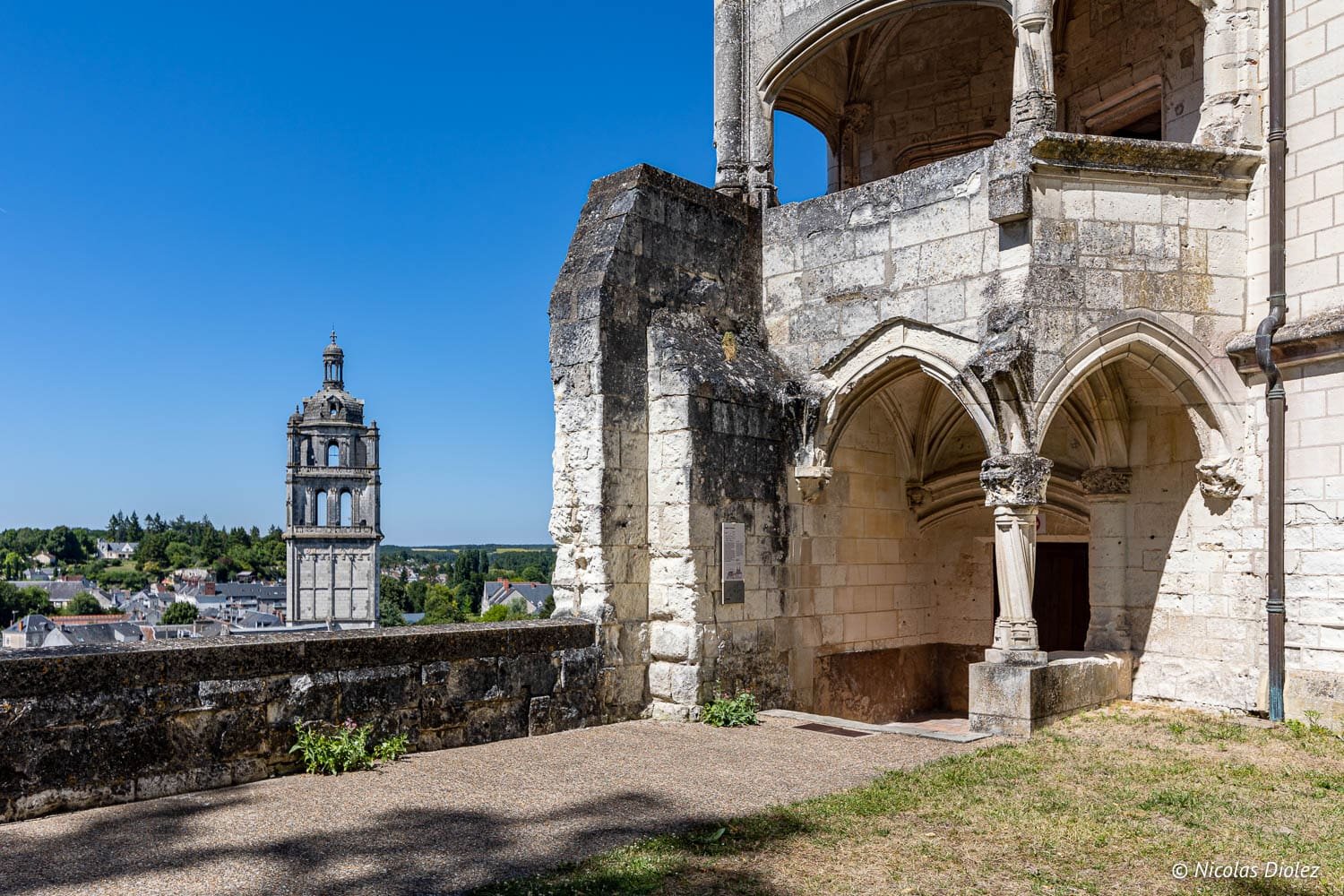 Partie de la Cité royale de Loches avec vue sur la tour Saint-Gatien.
