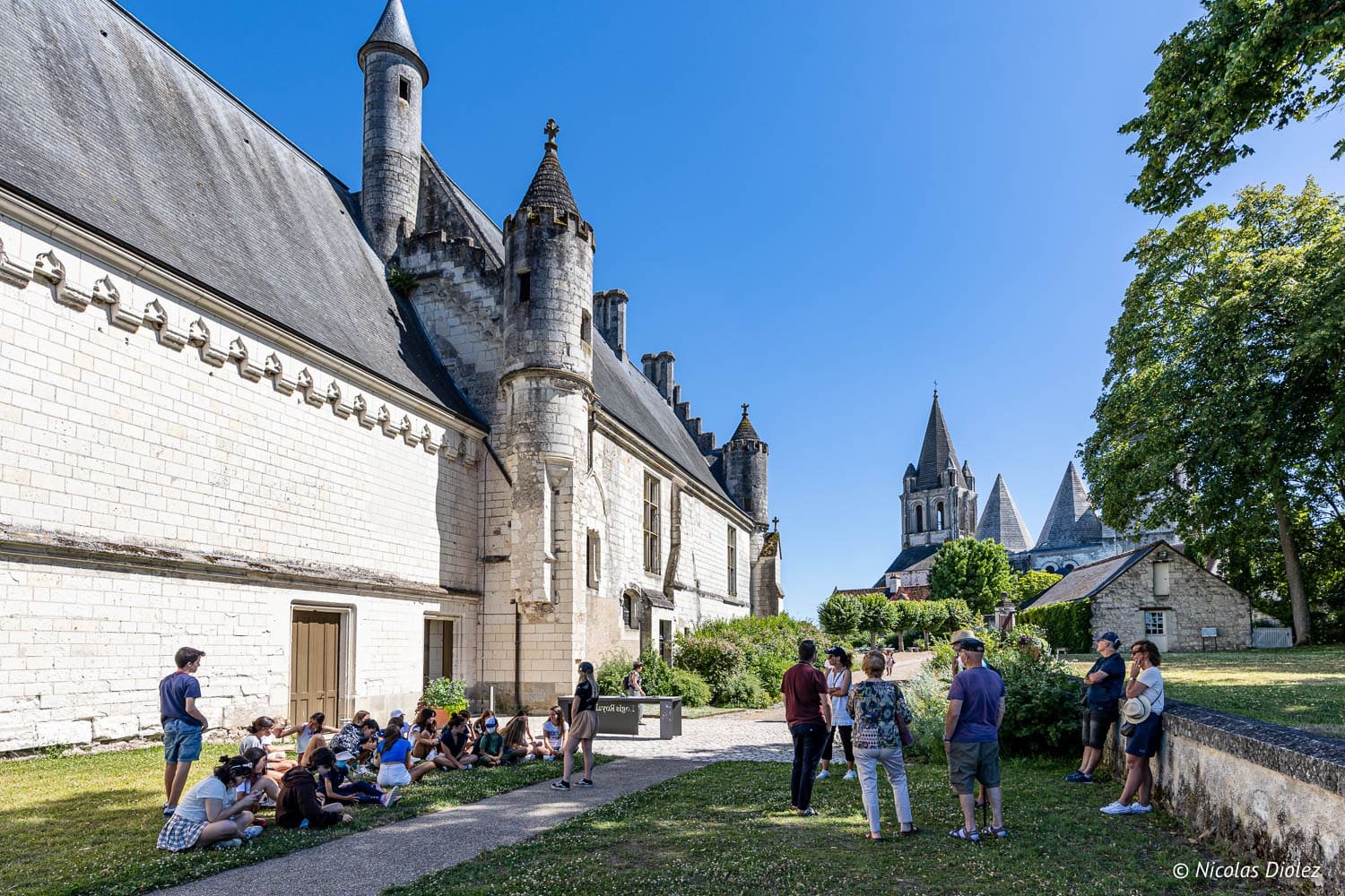Visite guidée Cité Royale de Loches avec église Saint-Ours en arrière-plan.