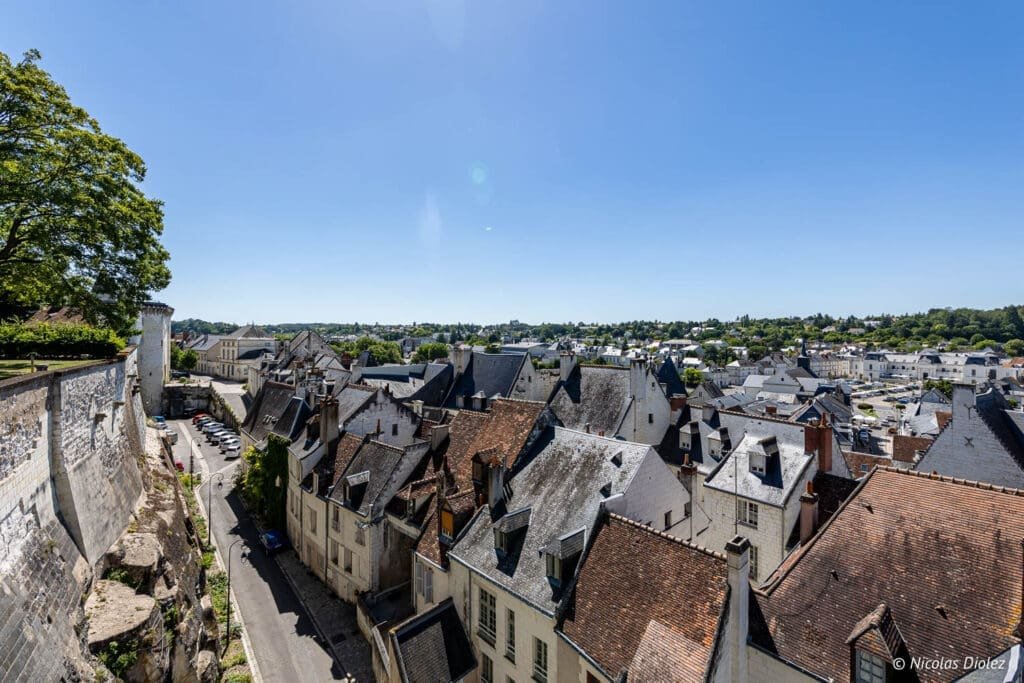 Vue aérienne des toits et remparts de Loches sous un ciel bleu clair.