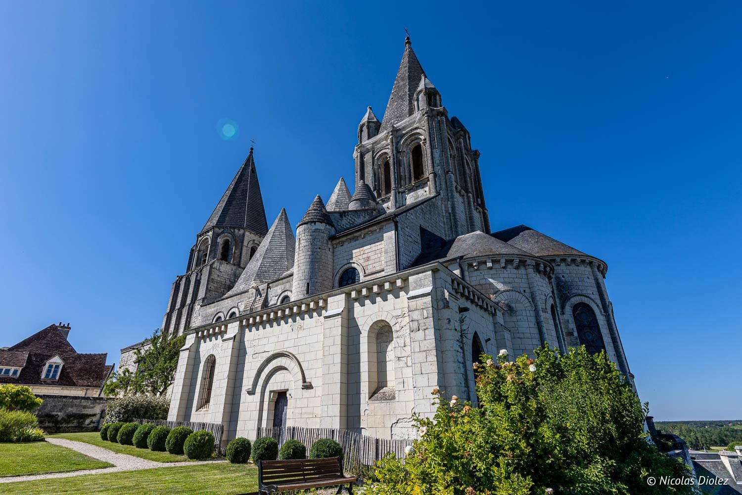 Église Saint-Ours de Loches et son jardin ensoleillé.
