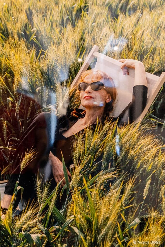 Portrait femme lunettes de soleil dans un champ de blé, exposition Jean-Marie Périer.