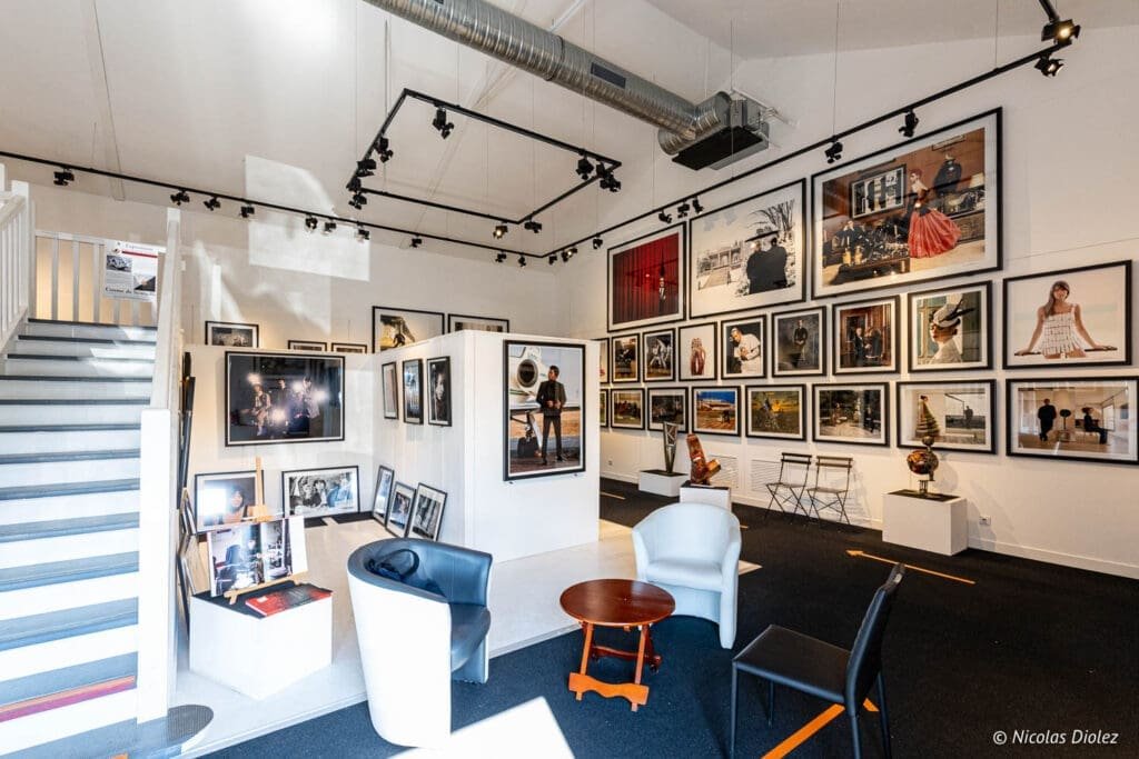 Exposition Jean-Marie Périer Villeneuve d'Aveyron, galerie avec photos et escalier.