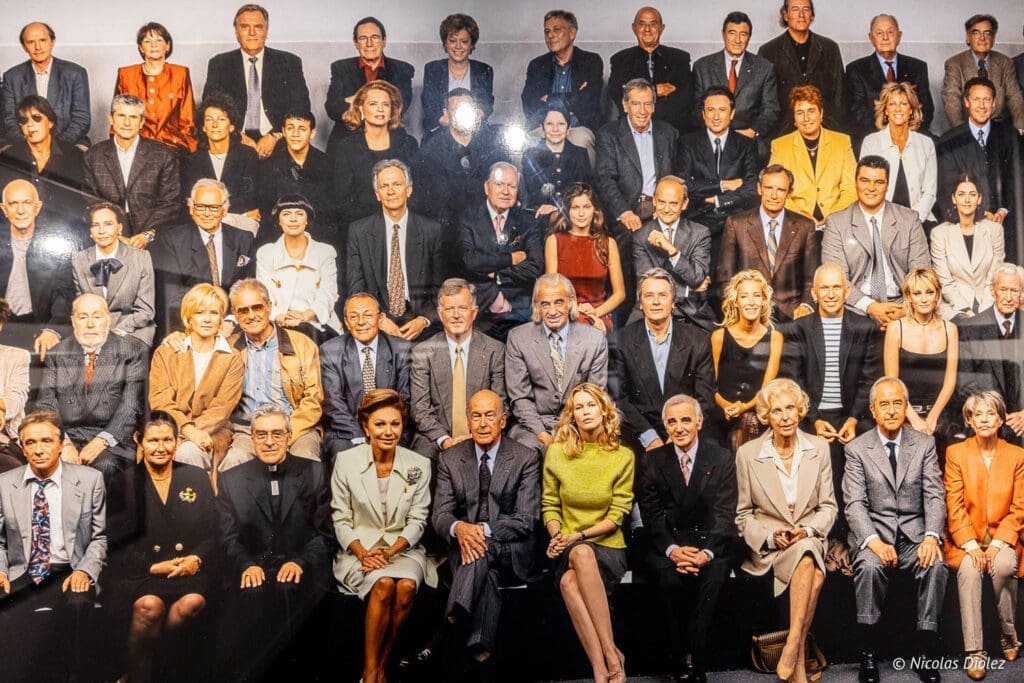 Exposition Jean-Marie Périer à Villeneuve d'Aveyron, portrait de groupe de célébrités.