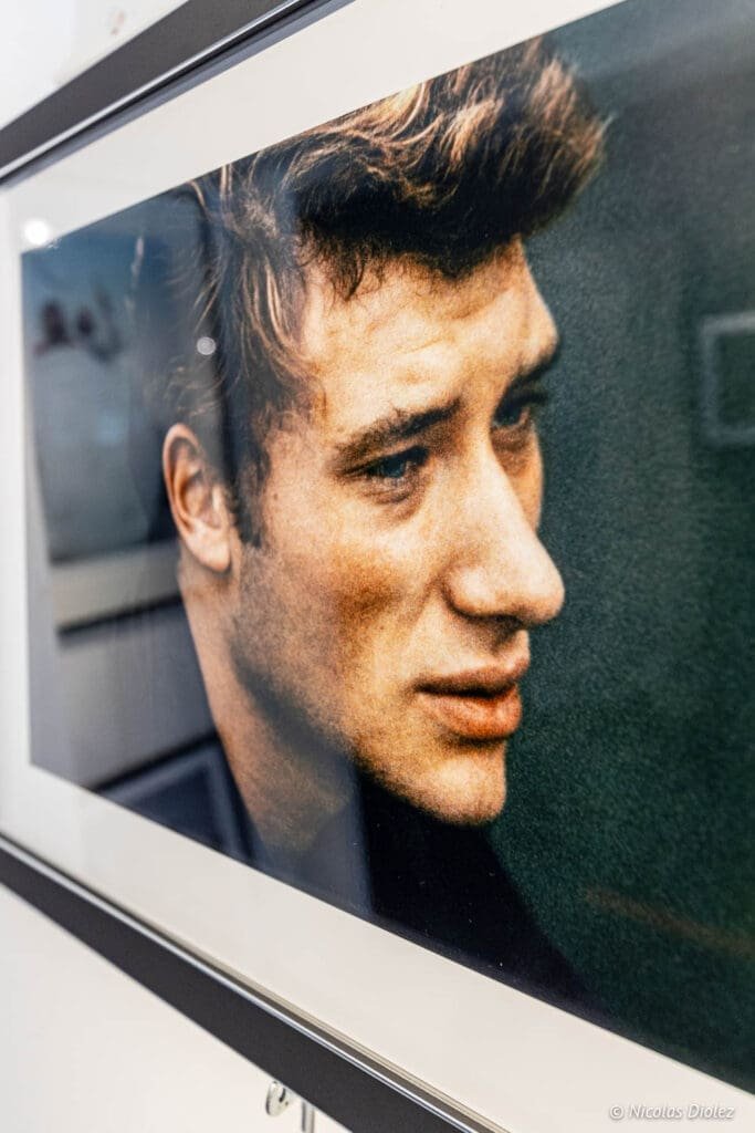 Portrait encadré de Jean-Marie Périer, exposition à Villeneuve d'Aveyron.