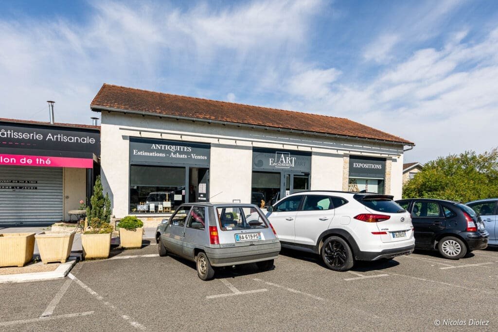 Boutiques Villeneuve d'Aveyron : Antiquités, salons de thé et exposition d'art.