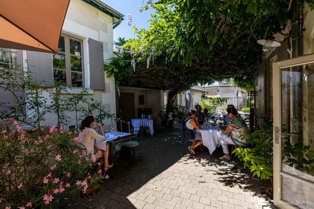 Shaded terrace of Le Clos aux Roses in Chédigny, restaurant in South Touraine.